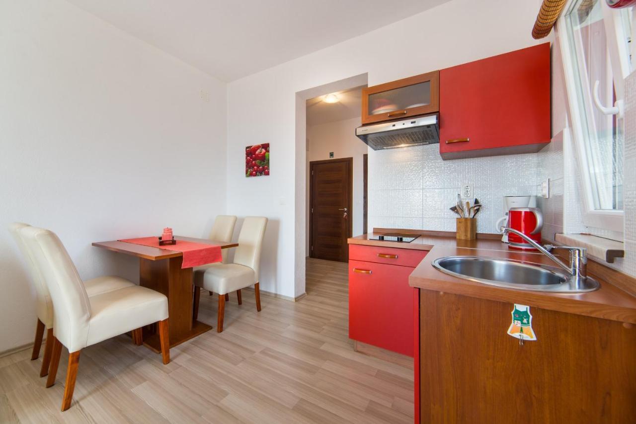 Apartments By The Sea Brist, Makarska - 11078 Kültér fotó