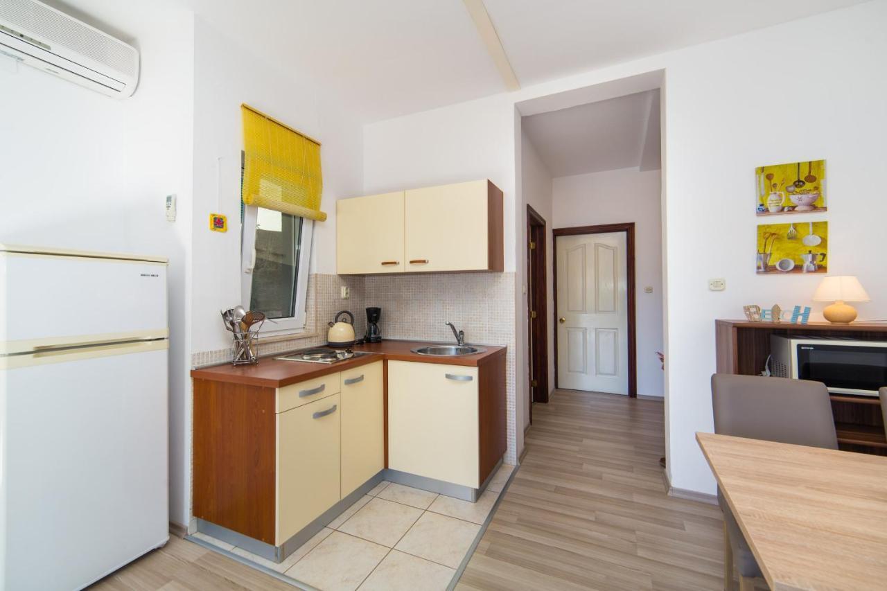 Apartments By The Sea Brist, Makarska - 11078 Kültér fotó